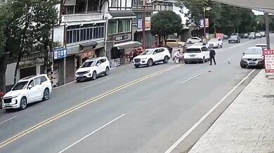 Srážka dítěte přebíhající silnici