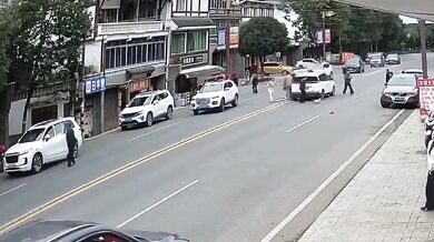 Srážka dítěte přebíhající silnici