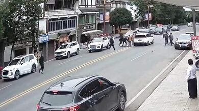 Srážka dítěte přebíhající silnici