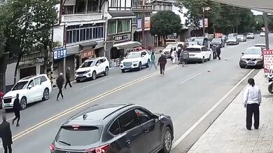 Srážka dítěte přebíhající silnici