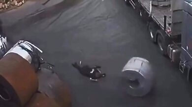 Pracovní nehoda - Pokus o zastavení ocelového svitku