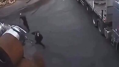 Pracovní nehoda - Pokus o zastavení ocelového svitku