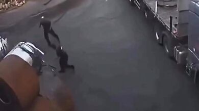 Pracovní nehoda - Pokus o zastavení ocelového svitku