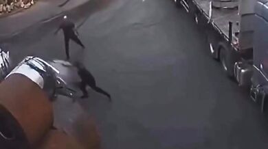 Pracovní nehoda - Pokus o zastavení ocelového svitku