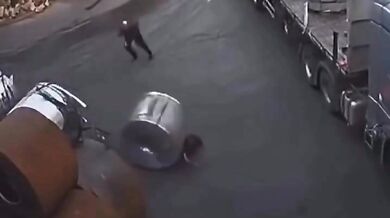 Pracovní nehoda - Pokus o zastavení ocelového svitku