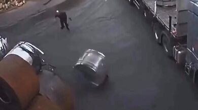 Pracovní nehoda - Pokus o zastavení ocelového svitku