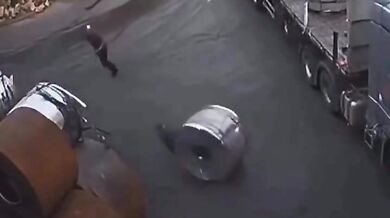 Pracovní nehoda - Pokus o zastavení ocelového svitku