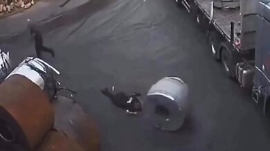 Pracovní nehoda - Pokus o zastavení ocelového svitku