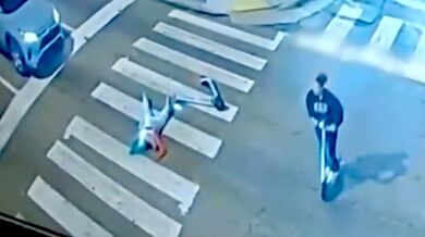 Řidička přejela a několik metrů táhla dospívající dívku poté, co spadla z koloběžky přímo před jejím autem