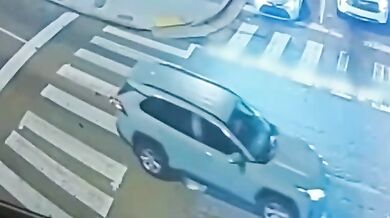 Řidička přejela a několik metrů táhla dospívající dívku poté, co spadla z koloběžky přímo před jejím autem