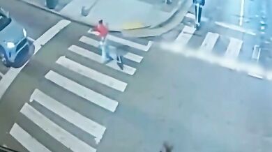 Řidička přejela a několik metrů táhla dospívající dívku poté, co spadla z koloběžky přímo před jejím autem