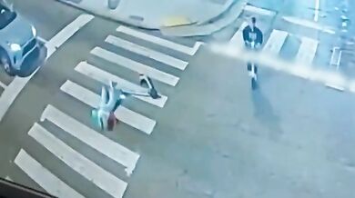 Řidička přejela a několik metrů táhla dospívající dívku poté, co spadla z koloběžky přímo před jejím autem