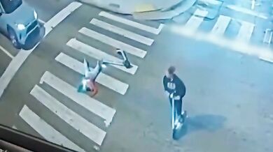 Řidička přejela a několik metrů táhla dospívající dívku poté, co spadla z koloběžky přímo před jejím autem