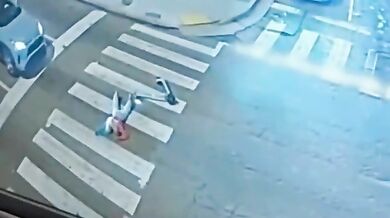 Řidička přejela a několik metrů táhla dospívající dívku poté, co spadla z koloběžky přímo před jejím autem