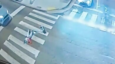 Řidička přejela a několik metrů táhla dospívající dívku poté, co spadla z koloběžky přímo před jejím autem