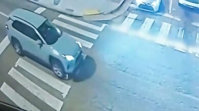 Řidička přejela a několik metrů táhla dospívající dívku poté, co spadla z koloběžky přímo před jejím autem