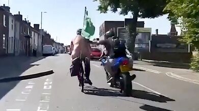 Muž napadl během jízdy na kole nahého účastníka charitativní akce