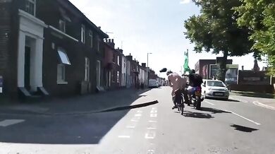 Muž napadl během jízdy na kole nahého účastníka charitativní akce