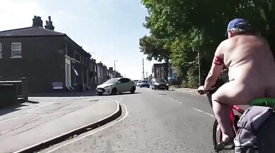 Muž napadl během jízdy na kole nahého účastníka charitativní akce