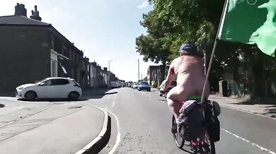 Muž napadl během jízdy na kole nahého účastníka charitativní akce