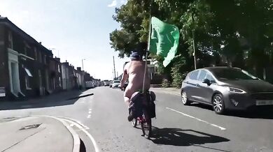 Muž napadl během jízdy na kole nahého účastníka charitativní akce