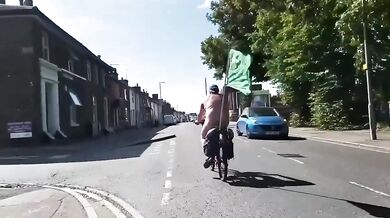 Muž napadl během jízdy na kole nahého účastníka charitativní akce