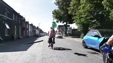 Muž napadl během jízdy na kole nahého účastníka charitativní akce