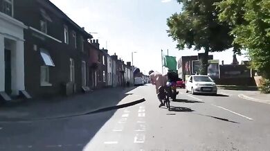 Muž napadl během jízdy na kole nahého účastníka charitativní akce