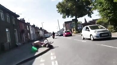 Muž napadl během jízdy na kole nahého účastníka charitativní akce