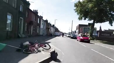 Muž napadl během jízdy na kole nahého účastníka charitativní akce