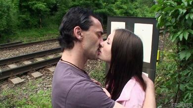 Česká brunetka Kattie Gold šuká se dvěma chlapy na veřejnosti