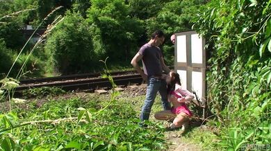 Česká brunetka Kattie Gold šuká se dvěma chlapy na veřejnosti