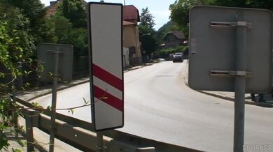 Česká brunetka Kattie Gold šuká se dvěma chlapy na veřejnosti