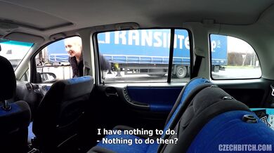 Análek se sexy kurvou v autě