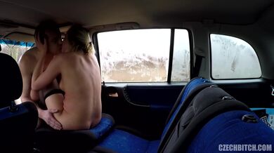 Análek se sexy kurvou v autě