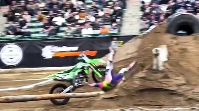 Nehoda na krosce během závodu