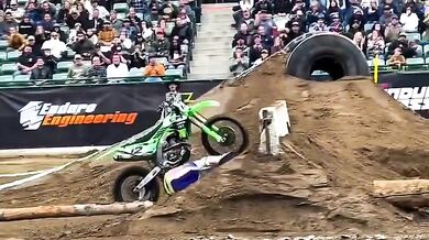 Nehoda na krosce během závodu