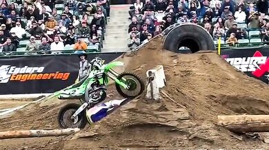 Nehoda na krosce během závodu