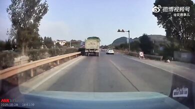 Pád do díry během dopravní nehody