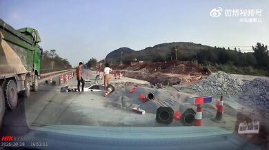 Pád do díry během dopravní nehody