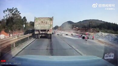 Pád do díry během dopravní nehody