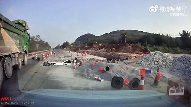 Pád do díry během dopravní nehody