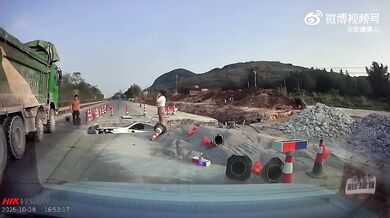 Pád do díry během dopravní nehody