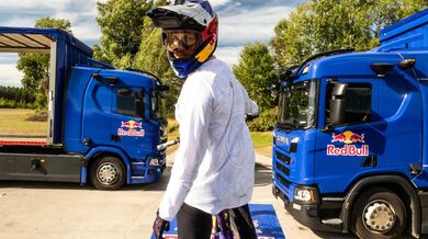 Jezdec Matt Jones proletěl na kole sekundovou mezerou mezi dvěma jedoucími kamiony