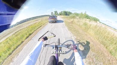 Jezdec Matt Jones proletěl na kole sekundovou mezerou mezi dvěma jedoucími kamiony