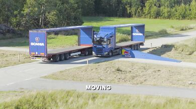 Jezdec Matt Jones proletěl na kole sekundovou mezerou mezi dvěma jedoucími kamiony