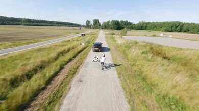 Jezdec Matt Jones proletěl na kole sekundovou mezerou mezi dvěma jedoucími kamiony