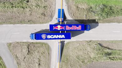 Jezdec Matt Jones proletěl na kole sekundovou mezerou mezi dvěma jedoucími kamiony