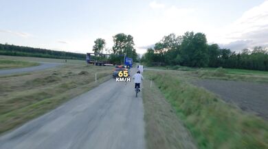 Jezdec Matt Jones proletěl na kole sekundovou mezerou mezi dvěma jedoucími kamiony