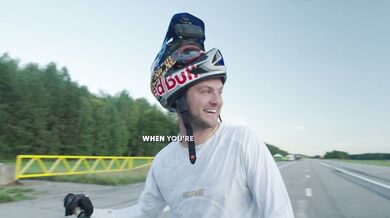 Jezdec Matt Jones proletěl na kole sekundovou mezerou mezi dvěma jedoucími kamiony